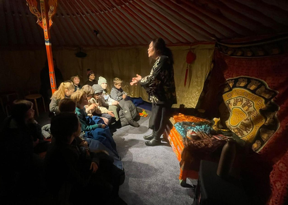 Soogi Kang erzählt in der Jurte der Kinder- und Jugendbibliothek der AGB Berlin