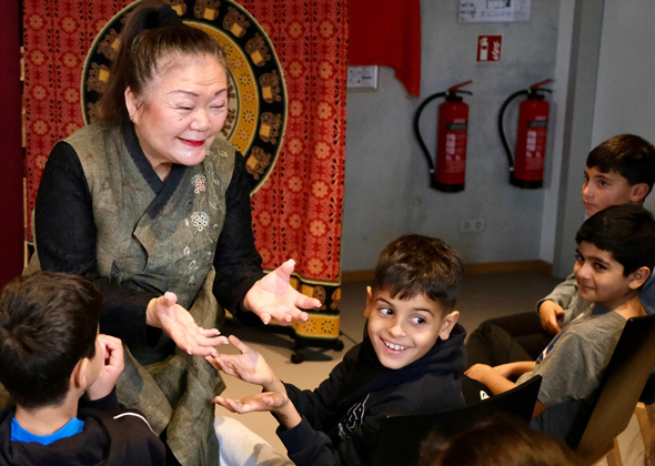 Soogi Kang erzählt: "Das Kind der Armut" am 14.10.2025 in der Gertrud-Haß-Bibliothek