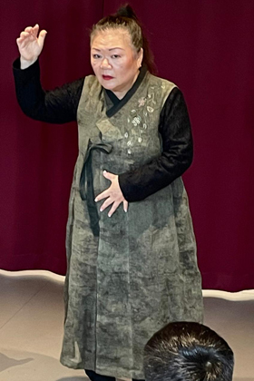 Soogi Kang erzählt: "Das Kind der Armut" am 14.10.2025 in der Gertrud-Haß-Bibliothek