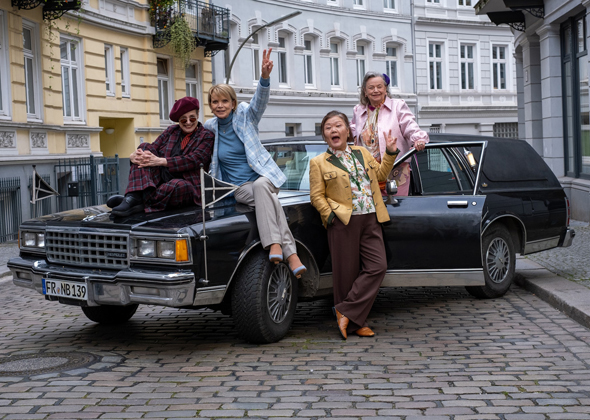 ARD 17.09.2025, 20.15h  „WIR VIER UND DER ENKELTRICK“ mit Uschi Glas, Katharina Thalbach, Ursula Werner und Soogi Kang als neu formierte Viererbande in einer Komödie um Freundschaft, Mut und Ersatzfamilien.